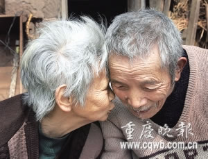 百岁老人每天走200米挑百斤水