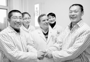 友谊使者送“光明”