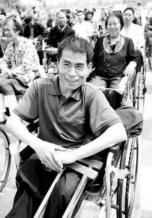 贫困残疾人坐上免费轮椅