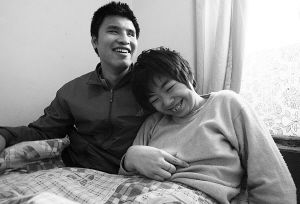 失明小伙爱上脑瘫女孩 称身无分文也要厮守终身