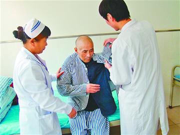 男子因无钱上大学患精神病 被锁11年
