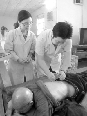 中医学子下乡义诊忙