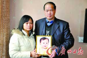 女婴吊针后病死尸检为先心病 家伙疑标本被调包