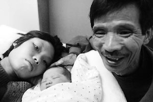 孕妇如厕突然分娩 便槽里紧急救起女婴