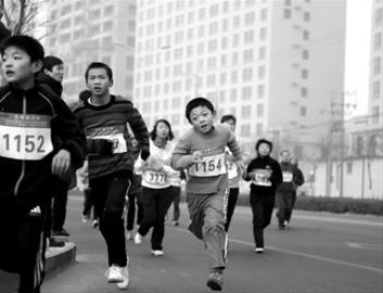大气中度污染 万人长跑如期办