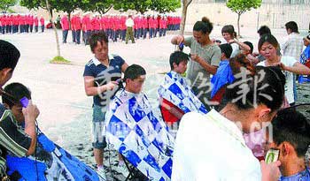 理发师进校为军训新生集中剪发引争议