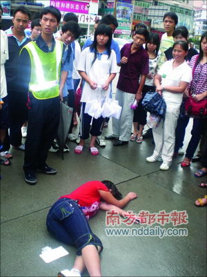 女孩口含玻璃躺在雨中8次拒绝救护车
