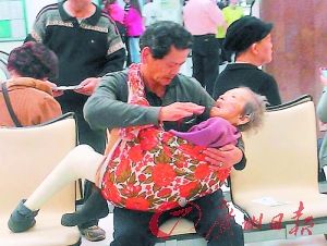 男子抱母就医照片流传续：称抱几分钟谈不上孝顺