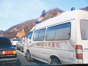 急救车被堵高速路上 脑瘤患者病情危急