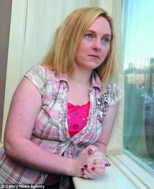 英国女子对水过敏不敢哭