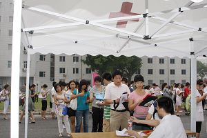 我校2009级研究生今日入学报到