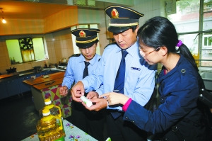 聚焦中国边缘医务工作者：填份调查表要登四次门
