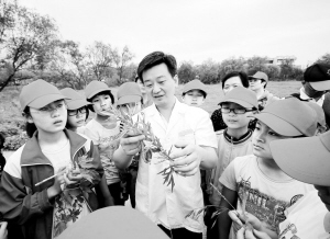 认草药迎“六一”