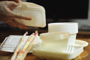 一次性发泡塑料餐具明日解禁 曾致严重污染