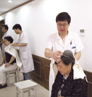十年生聚 济世东方--北京中医药大学东方医院建院十周年备忘录