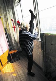 80岁老太锻炼身体玩“劈叉”