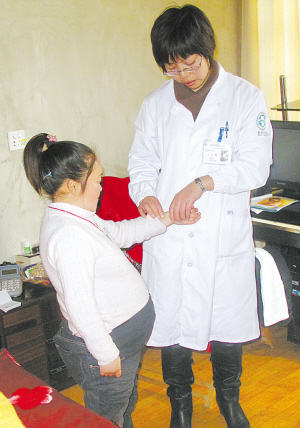 “袖珍女”圆了妈妈梦