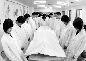 “虐婴门”击中生命伦理教育软肋