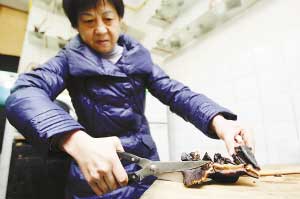 市民买回猪耳朵蒸40分钟泡4天煮3小时仍切不动