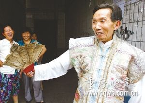 重庆老汉用万片鱼鳞做衣服 穿在身上很凉快