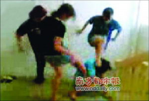 女生遭暴打裸露上身视频截图上网