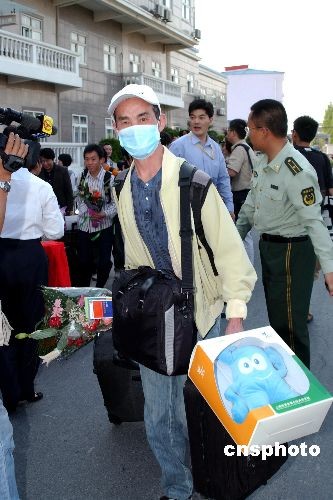 南航包机返沪乘客“解禁“ 一发热者排除感染嫌疑