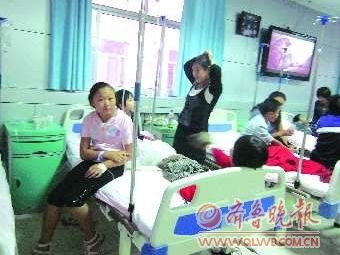 86名小学生午餐后腹痛入院 食堂负责人被控制