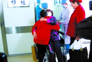 12岁捐髓救母男孩与母亲术后相聚