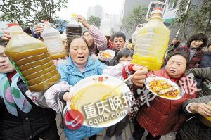 居民购散装菜油一夜变浆糊 老板用百元封口