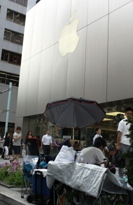 日本果粉不惧登革热 自带睡袋排队等iPhone 6发售