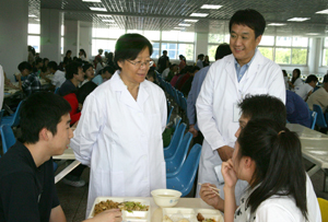 党建达标检查快讯之三：专家在学校食堂进行实地检查