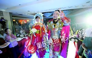 新婚夫妇穿重达15公斤铠甲结婚