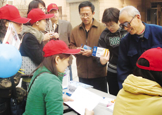 华药“营销小虎队” 社区送健康