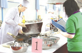 中药传统技能大赛展学子风采