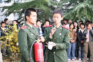 我校举办新生消防知识培训
