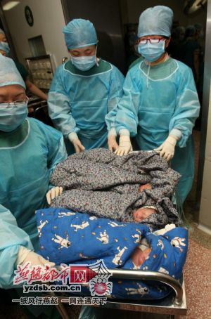 孕妇剖腹产下3男1女四胞胎 丈夫感到压力大