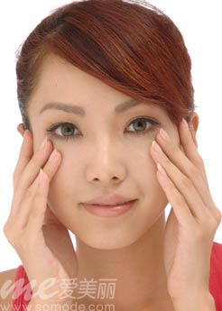教你消除黑眼圈按摩手法