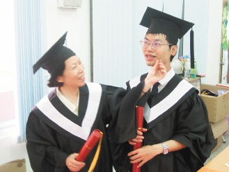 母亲陪脑麻痹儿子读书获颁名誉学士学位