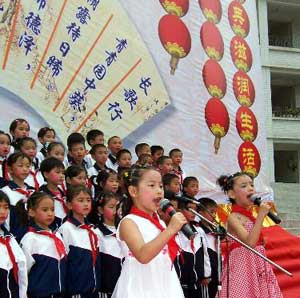 广东湛江两千学童齐诵经典古诗文