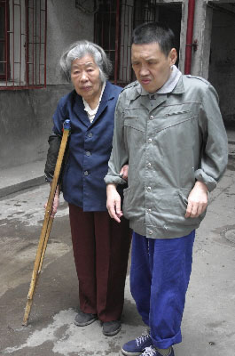 83岁老太独自抚养聋哑瞎的养子图