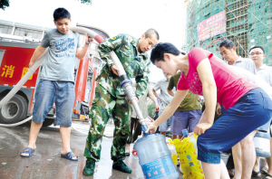 暴雨袭城民众排队取水