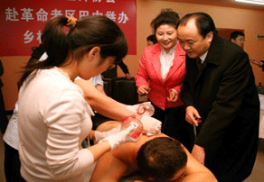 中国女医师协会莅巴免费培训 李仲彬前往培训现场看望培训老师医生
