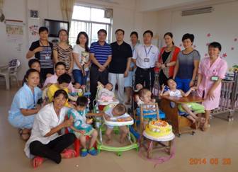 南宁市江南片区妇幼保健院到邕宁区社会福利院开展孤残儿童“六一”节慰问活动