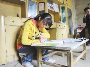 13岁女孩捡废品救车祸父亲 卖掉留11年长发