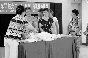 准爸爸“亲自上阵”学催乳