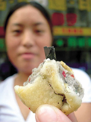 顾客在月饼中吃出生锈刀片