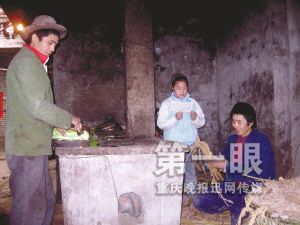 盲人兄弟抚养弃婴编织亡母谎言 女孩不忍心揭穿