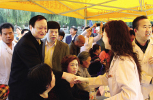 中医大篷车送医到村口