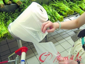 “限塑令”：购物袋用量降下来 撕裂袋用量涨上去