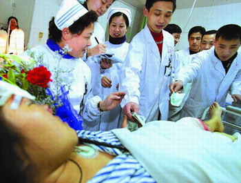 少女不愿卖淫跳楼受重伤 好心人为其捐助医疗费